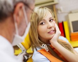 woman with mouth pain at the dentist